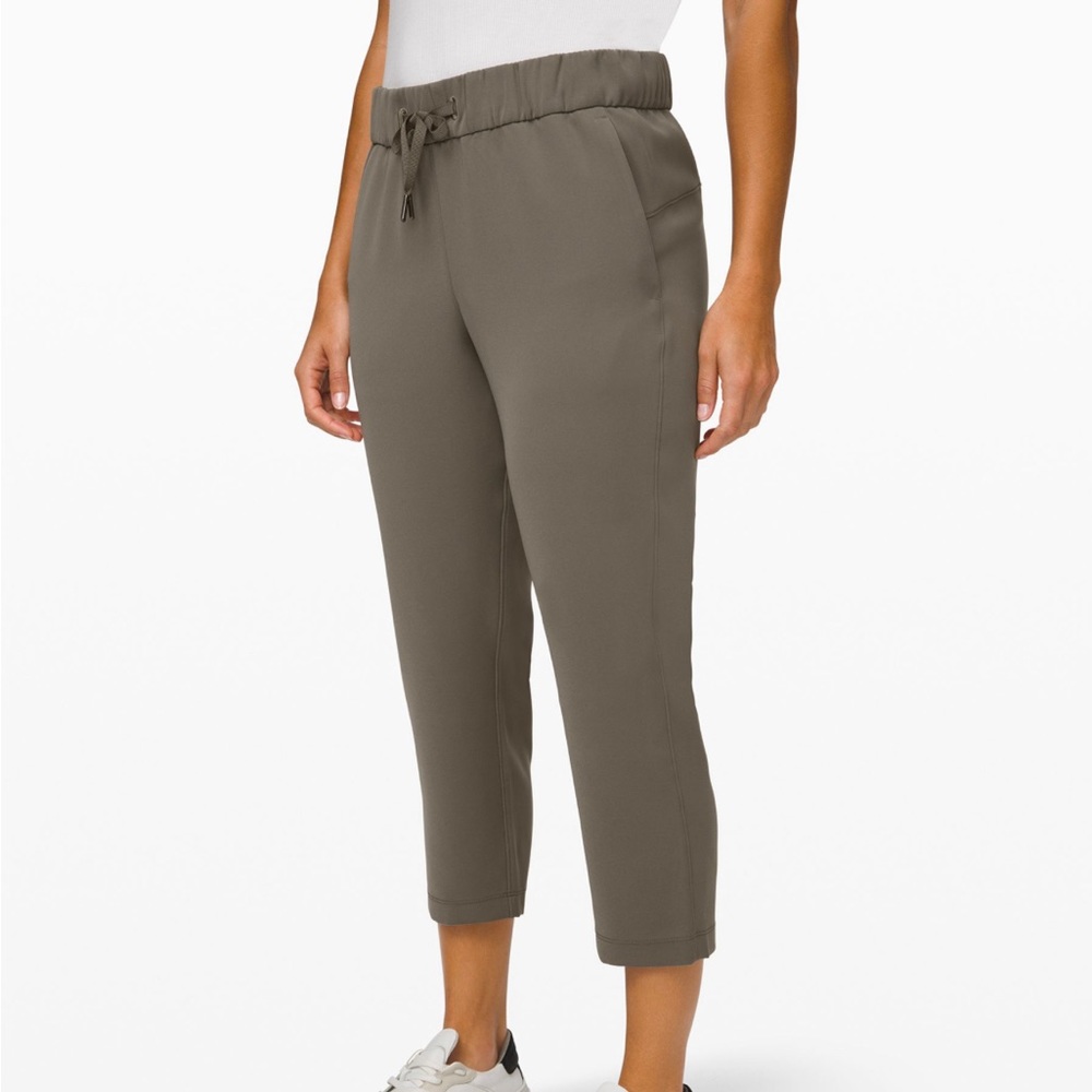 EUC Lululemon On The Fly Crop, Green, Size 4